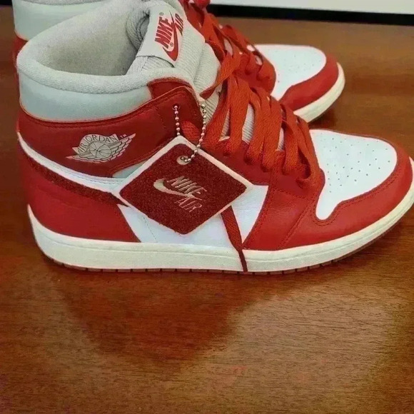 Air Jordan 1 High Varsity Red (Women's) - Picture 4 of 11